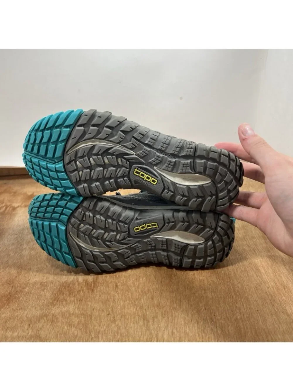 Topo Athletic Women Size 7 Running Sneakers Shoes Zero Drop All Terrain Sole
